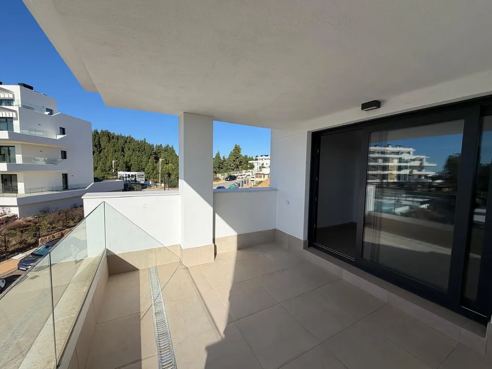 Vivienda moderna en Mijas con vistas al mar y jardín privado