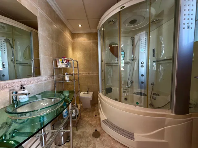 Villa independiente con piscina privada y 6 dormitorios junto a la Laguna Rosa de Torrevieja — 36