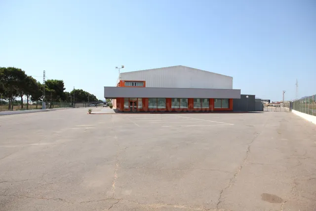 Nave industrial con 2.100 m2 construidos y parcela vallada d - foto 5