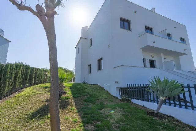 Chalet pareado con garaje, piscina y jardin — 47