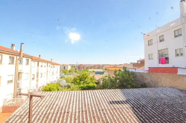 Urbis te ofrece un piso y estudio en venta en zona Salas Bajas, Salamanca. — 30