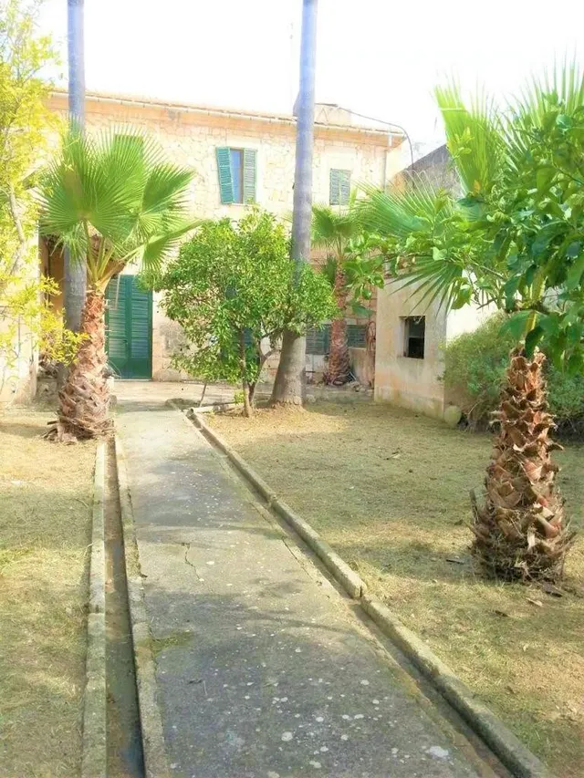 Casa emblemática con gran jardín y garaje en Muro - foto 2