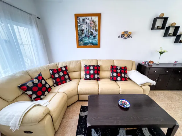 Encantador adosado de 2 plantas en Nueva Torrevieja — 2 dormitorios, 2 baños, gran patio y piscina comunitaria — 9