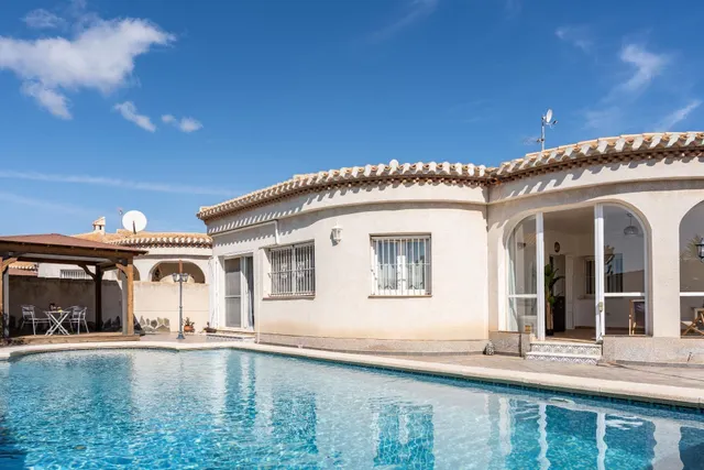 Maravillosa villa de una sola planta (aprox. 161 m2) con gran piscina privada. Cerca de colegios, del La Zenia Boulevard, ¡y a tan solo 15 minutos a pie de Playa Flamenca! — 50