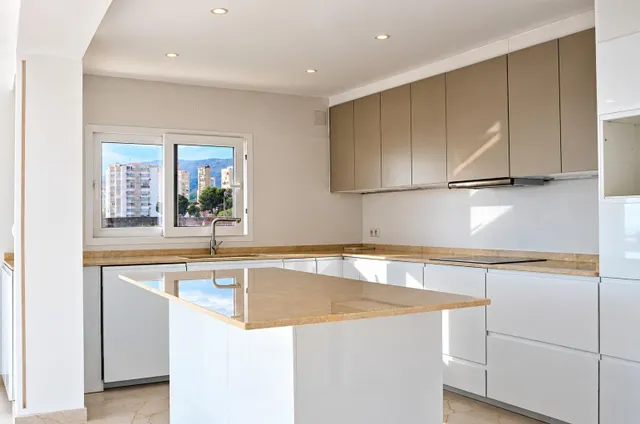 Se vende atico 5 habitaciones  totalmente reformado con vistas al mar  en pleno centro d Benidorm — 9