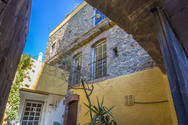 Casa de piedra en Vilajuiga, con local comercial de alta ren - foto 3