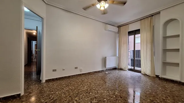 Piso SIN AMUEBLAR de 4 dormitorios, dos baños y plaza de garaje en la Calle Puerta Nueva — 25