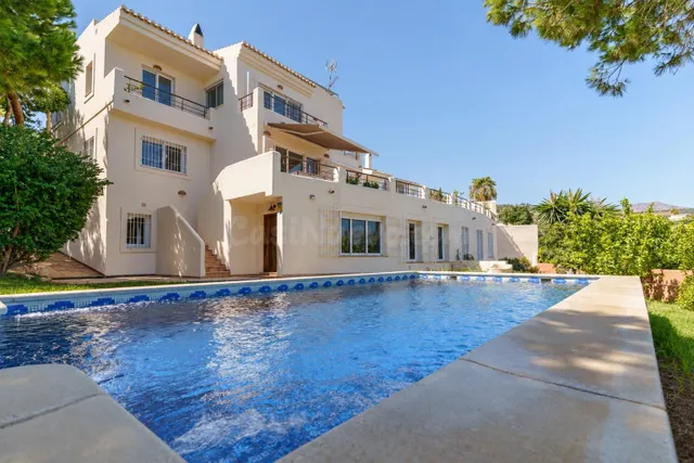 VISTAS QUE ENAMORAN: VILLA EXCLUSIVA CON PISCINA EN MONTE DE
