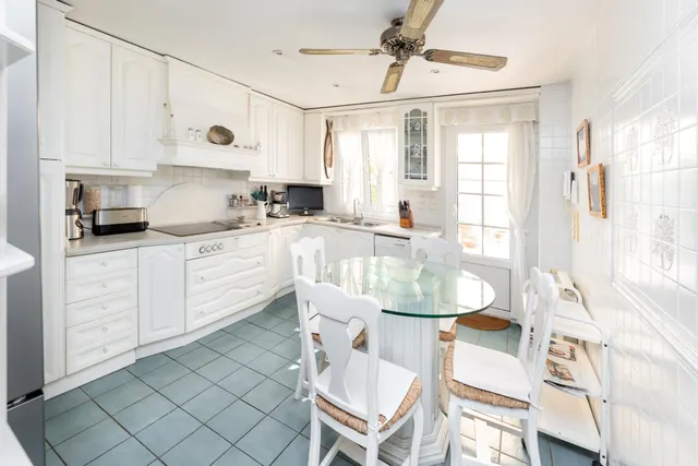 CHALET ADOSADO EN ZONA LA CALETA — 23