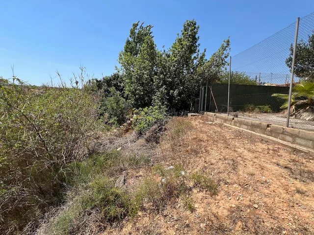 Terreno urbano en Torrent con edificación y frontenis. — 30