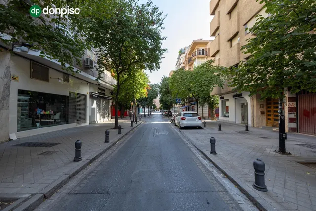Local comercial junto a calle Alhamar. Ideal para oficina, despacho o almacén. Muy económico — 15