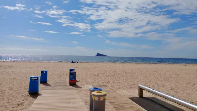 Amplio piso con vistas al mar y 4 dormitorios en 1 Línea playa Levante. — 36