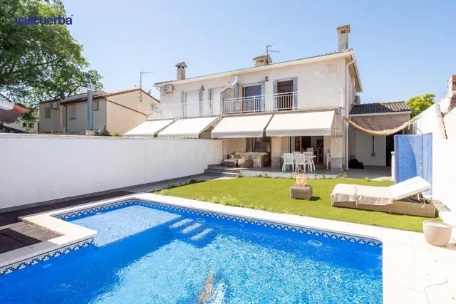 CASA PAREADA CON PISCINA PRIVADA, PARKING, BARBACOA ANDANDO 