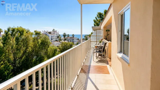 Ático reformado con terraza privada de 80 m2, vistas al mar  - foto 2