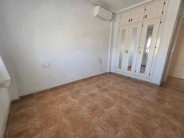 Amplia villa (aprox. 98 m2 + terrazas y garaje) con 3 dormitorios, 2 baños y gran piscina comunitaria. Cerca de colegios y comercios, y a solo 1,5 km de las playas de Punta Prima. — 35