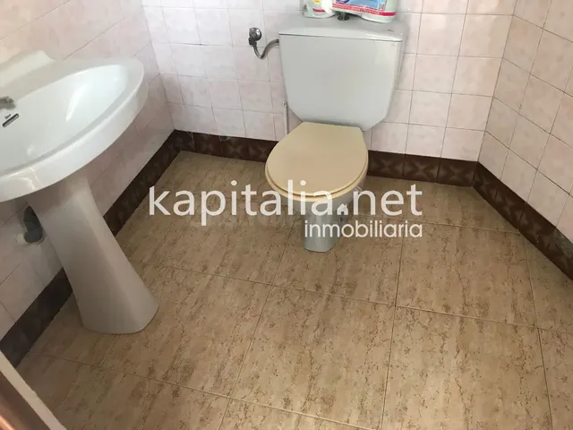 Local comercial en alquiler o venta en primera linea de Sant - foto 5