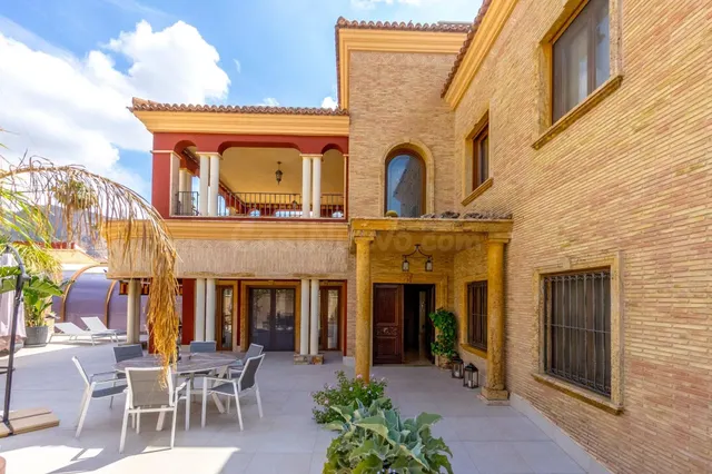 Impresionante villa de 620 metros con piscina, sotano, bodeg