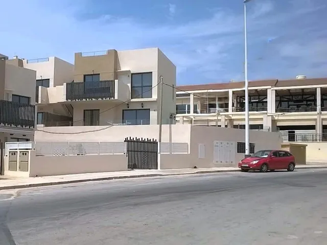 Planta baja moderna (aprox. 63 m2) con 2 dormitorios, 2 baños y amplia terraza/jardín. Gran zona de piscina, cerca del La Zenia Boulevard, ¡y a 15 minutos a pie de la Playa de La Zenia! — 40