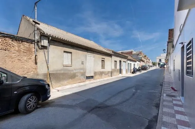 ¡CASA EN UNA SOLA PLANTA, CREA TU VIVIENDA IDEAL EN ALBOLOTE! Casa en una sola planta con patio, garaje y un gran potencial. — 2