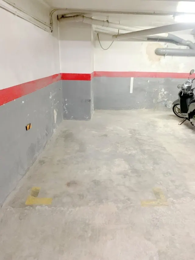 Se vende plaza de aparcamiento en Eixample / Sant Antoni (Barcelona). — 2