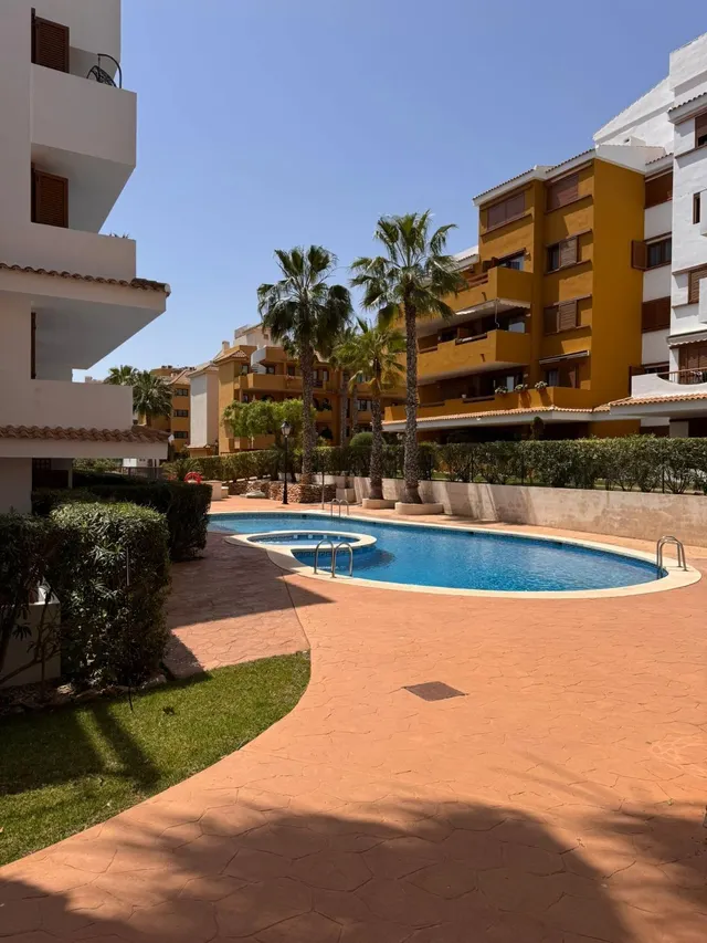 Apartamento con piscina comunitaria, Alicante, Torrevieja. 2 habitaciones, 80 m2, 500 metros del mar — 37