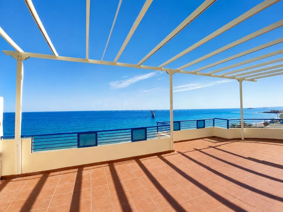 "Apartamento en alquiler de larga temporada frente al mar"