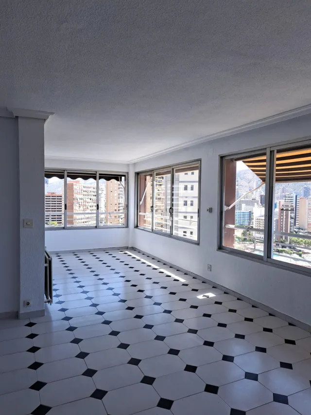 Amplio piso con 4 dormitorios y vistas al mar y Benidorm en zona Levante. — 8