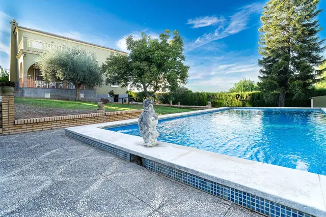 Chalet independiente con piscina privada, amplio jardín y 6 dormitorios en Bollullos de la Mitación — 32