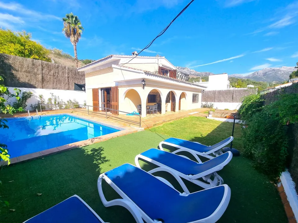 Chalet 4 habitaciones 307m² en venta - Cortes de la frontera