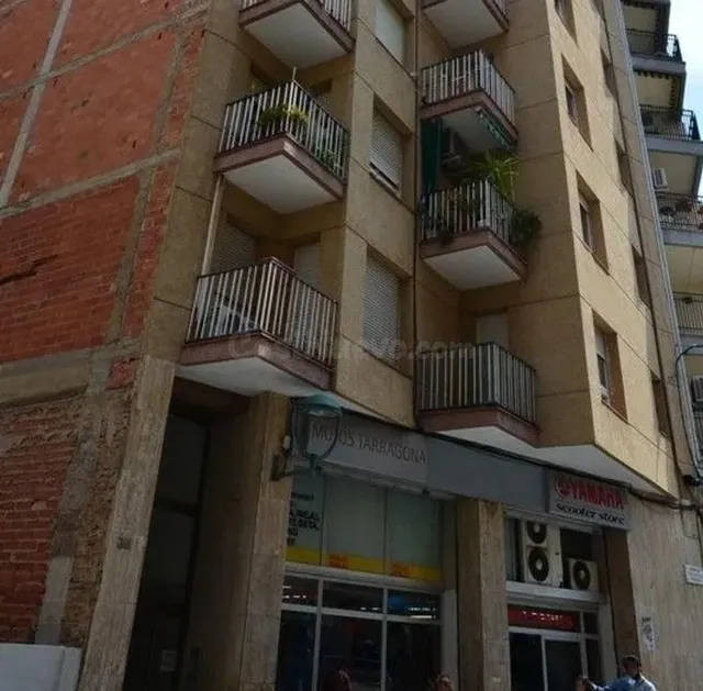 SE VENDE PISO OKUPADO en Avenida ESTANISLAU FIGUERES Nº 35 T