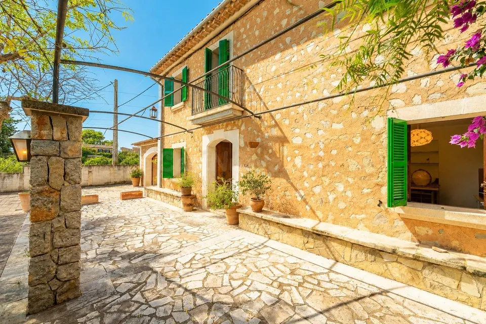 Finca mallorquina con carácter, jardín mediterráneo y vistas a la Serra de Tramuntana · Biniali