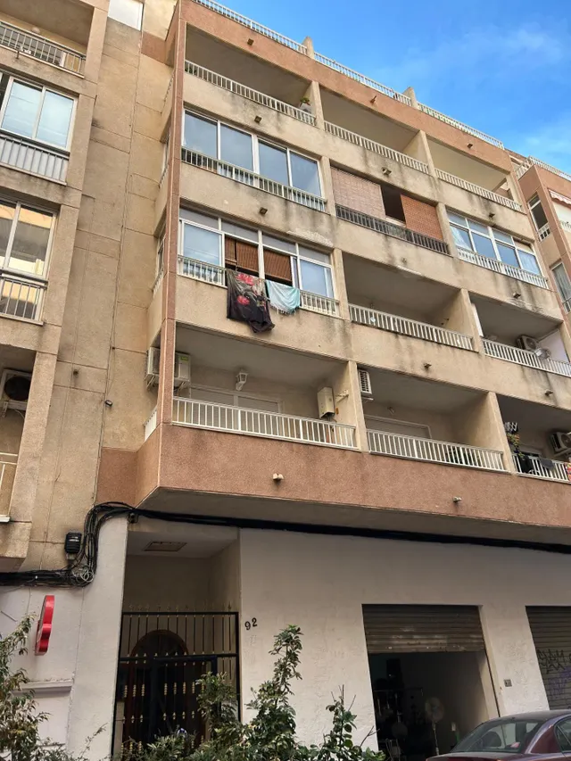 ¡Oportunidad Única! Ático para Reformar en el Centro de Torrevieja con Vistas Despejadas. — 24