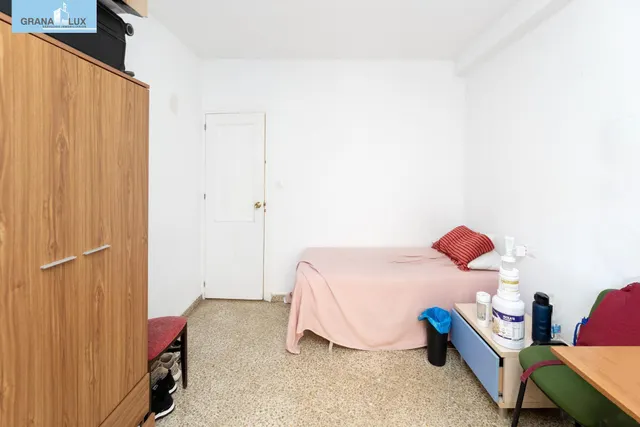 Venta de piso de 4 dormitorios y 2 baños en Granada (Zona Centro) — 20
