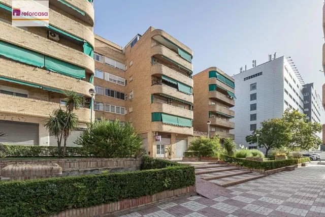 Piso con plaza de garaje cerrada junto a La Inmaculada, frente al río Genil. — 33