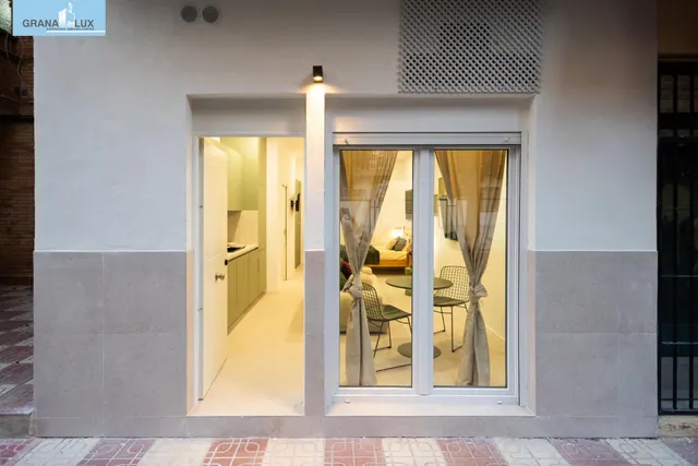 Tu refugio de diseño en el corazón de Granada: Estilo, practicidad y comodidad a pie de calle. — 33