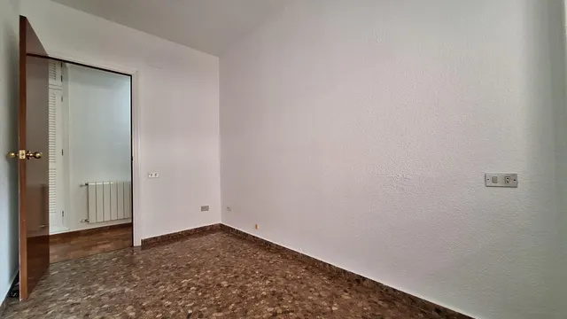 Piso SIN AMUEBLAR de 4 dormitorios, dos baños y plaza de garaje en la Calle Puerta Nueva — 13