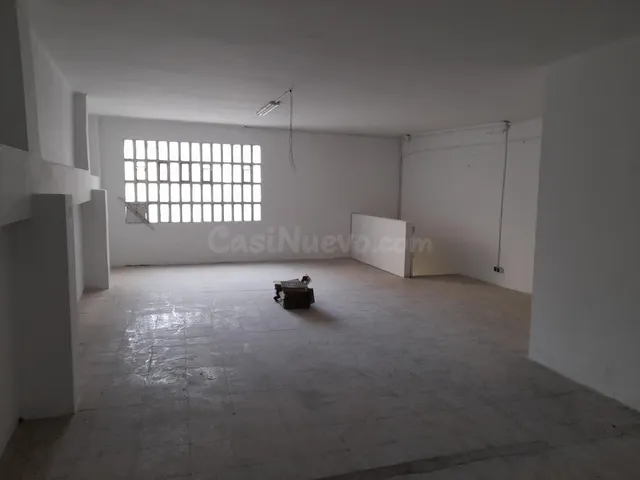 Gran local comercial de 275m2 con patio en la Eixample — 5