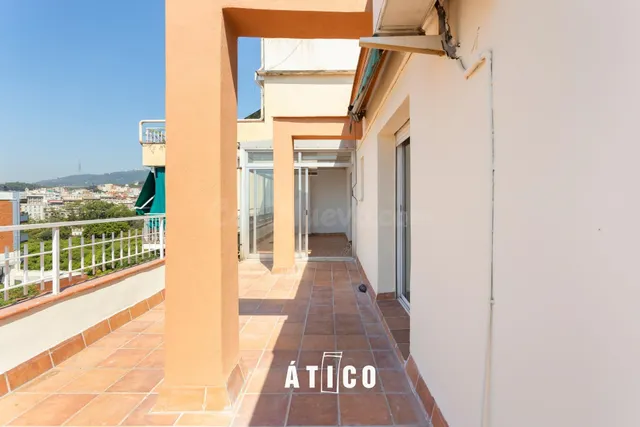 Atico con una terraza espectacular y vistas unicas sobre Barcelona — 9