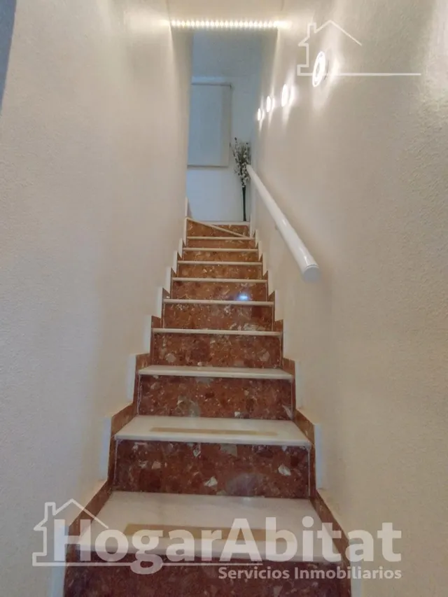 Espacio exterior, luz y privacidad en este adosado reformado en esquina con gran terraza y piscina comunitaria — 41