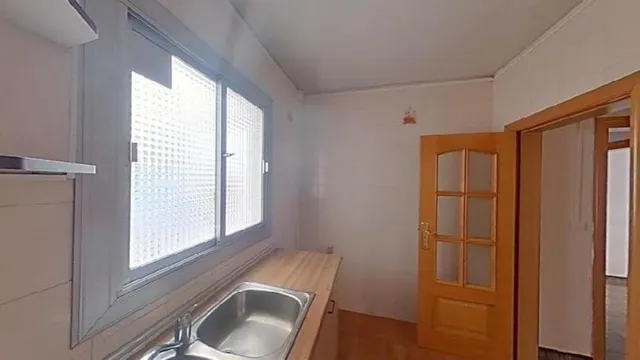PISO EN VENTA OKUPADO EN C/ VENEZUELA — 12