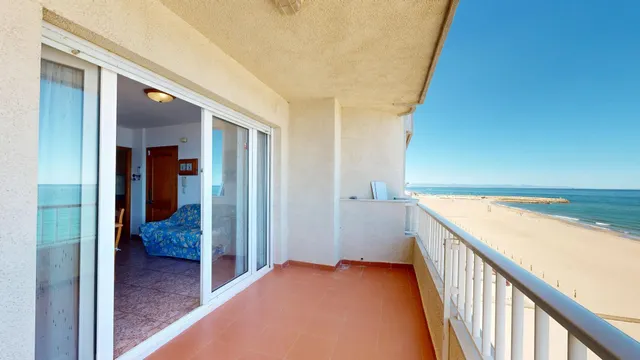 El Perelló, Valencia | primera línea de playa, tres dormitorios y balcón con vistas al mar. — 27