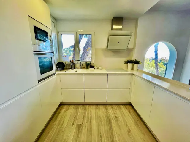 Casa de dos dormtorios con vistas al mar ya la montaña en Benalmádena, Costa del Sol — 12