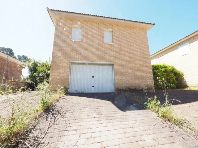 SE VENDE CASA EN LA TORRE DE CLARAMUNT, ZONA LES PINEDES DE 