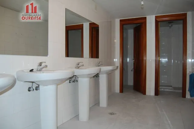AMPLIO LOCAL COMERCIAL EN EL VEINTIUNO — 26