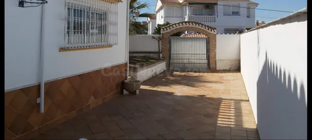 En alquiler: espectacular chalet independiente con piscina y amplio jardín en La Zubia — 4
