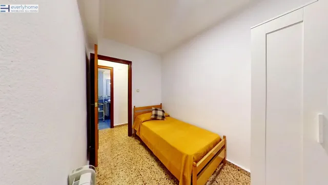 Piso totalmente exterior de 4 habitaciones con ascensor en  Ayora – Blasco Ibáñez — 26