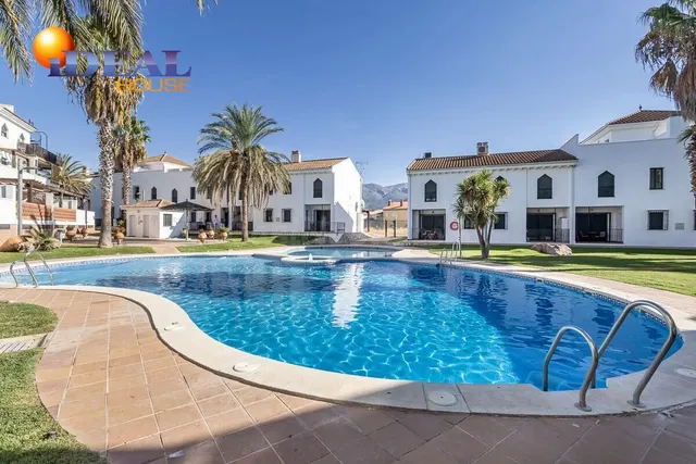 Adosado con espectacular terraza panorámica y piscina a 20 m