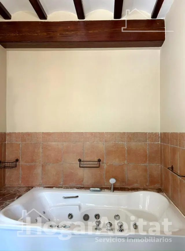Tradición y calidez mediterránea en esta emblemática casa de pueblo reformada con chimenea, patio — 18
