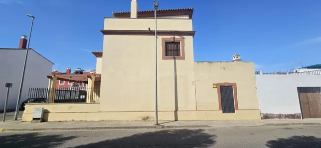 Brenes | Amplia casa de 5 dormitorios, 3 baños, patio con ba - foto 4