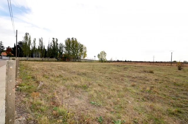Urbis te ofrece parcela en venta cerca del Camping Regio en Santa Marta de Tormes — 7